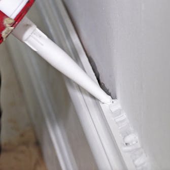 Iso rako seinän ja jalkalistan välissä: Käytä tarpeeksi massaa Iso rako seinän ja jalkalistan välissä: Käytä tarpeeksi massaa